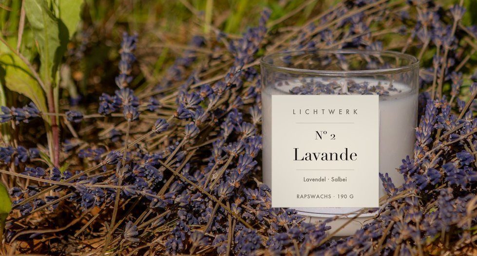 Kerze Nº 2 Lavande zwischen frischem Lavendel